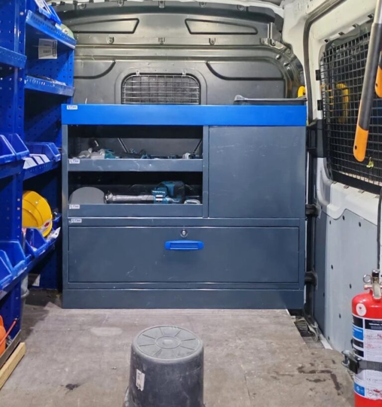 Ford Transit väliseinälle asennettu 127 cm päädystä aukeava pakettiauton hyllykkö laatikostolla ja avohyllyillä