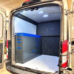 Ford Transit L3 -retkeilyauton vasemmalle sivuseinälle asennettu 152 cm leveä hyllykkö, jonka vetolaatikot avautuvat takaovista ulos.