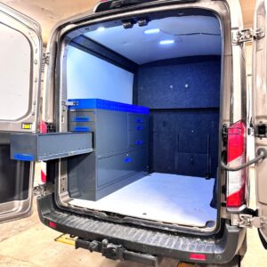 Ford Transit L3 -retkeilyauton vasemmalle sivuseinälle asennettu 152 cm leveä hyllykkö, jonka vetolaatikot avautuvat takaovista ulos.