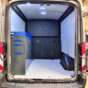 Ford Transit L3 -retkeilyauton vasemmalle sivuseinälle asennettu 152 cm leveä hyllykkö, jonka vetolaatikot avautuvat takaovista ulos.