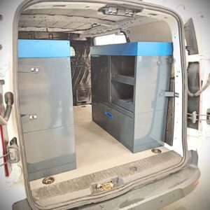 100 cm leveä E-Flex-kaluste päätylaatikoilla ja avohyllyillä Ford Transit Connectissa