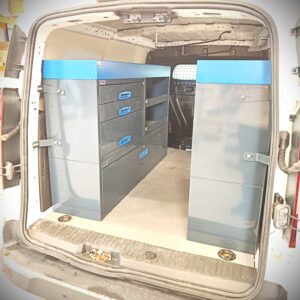 152 cm leveä E-Flex-kaluste asennettuna Ford Transit Connectin vasemmalle sivuseinälle