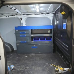 Ford Transit Custom 127 cm leveällä E-Flex-kalusteella, joka on asennettu kuljettajan puolen sivuseinälle eteen