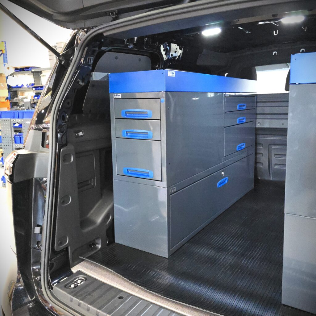VW ID. Buzz pakettiauto, jossa 152 cm leveä hyllykkö päätyyn avautuvilla vetolaatikoilla, korkeus 96 cm.