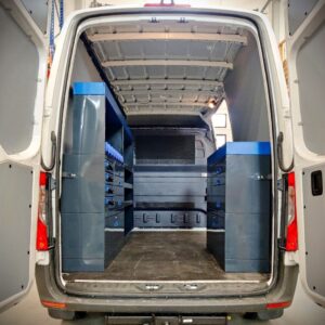 E-Flex-hyllystö Mercedes-Benz Sprinter takaveto -pakettiautossa, 254 cm kaluste vasemmalla ja 152 cm kaluste oikealla