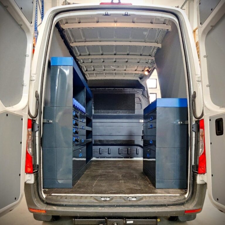 E-Flex-hyllystö Mercedes-Benz Sprinter takaveto -pakettiautossa, 254 cm kaluste vasemmalla ja 152 cm kaluste oikealla