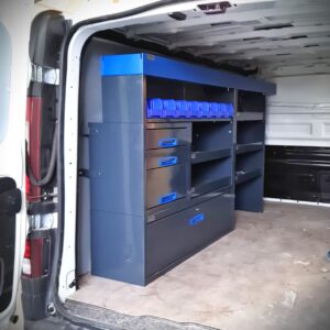 205 cm leveä E-Flex-pakettiauton kaluste vetolaatikoilla ja avohyllyillä Renault Traficissa tai Nissan Primastarissa