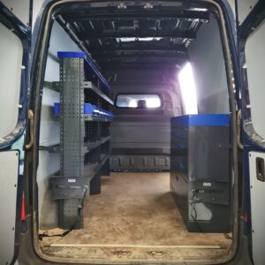 E-Flex 152 cm vetolaatikkokaluste asennettuna pakettiauton oikealle seinälle, vasemmalla seinällä avohyllyt