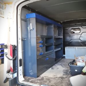 254 cm leveä E-Flex-pakettiauton kaluste avohyllyillä ja vetolaatikoilla Ford Transit L3:ssa