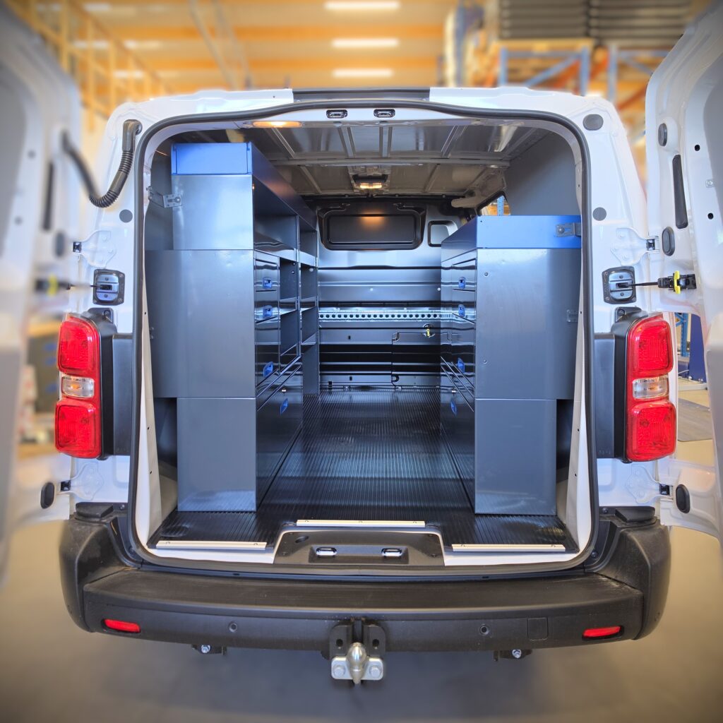 Opel Vivaro L2 täydellisellä pakettiauton kalustuksella, hyllyköillä, vetolaatikoilla, LED-valoilla ja tavaratilan kumimatolla