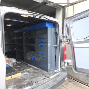 Peugeot Expert M pakettiauto, jossa 205 cm hyllykkö / laatikosto avohyllyillä ja kapea alakaappi, korkeus 120 cm