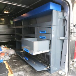 Peugeot Expert M pakettiauto, jossa 205 cm hyllykkö / laatikosto avohyllyillä ja kapea alakaappi, korkeus 120 cm