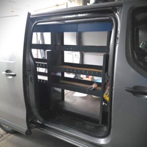 Peugeot Expert M pakettiauto, jossa 205 cm hyllykkö / laatikosto avohyllyillä ja kapea alakaappi, korkeus 120 cm