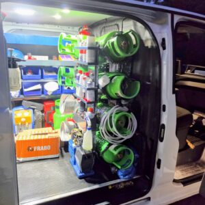 Kaksi kylmäainepullohyllyä Ford Transit Customissa, paikat yhteensä kahdeksalle pullolle