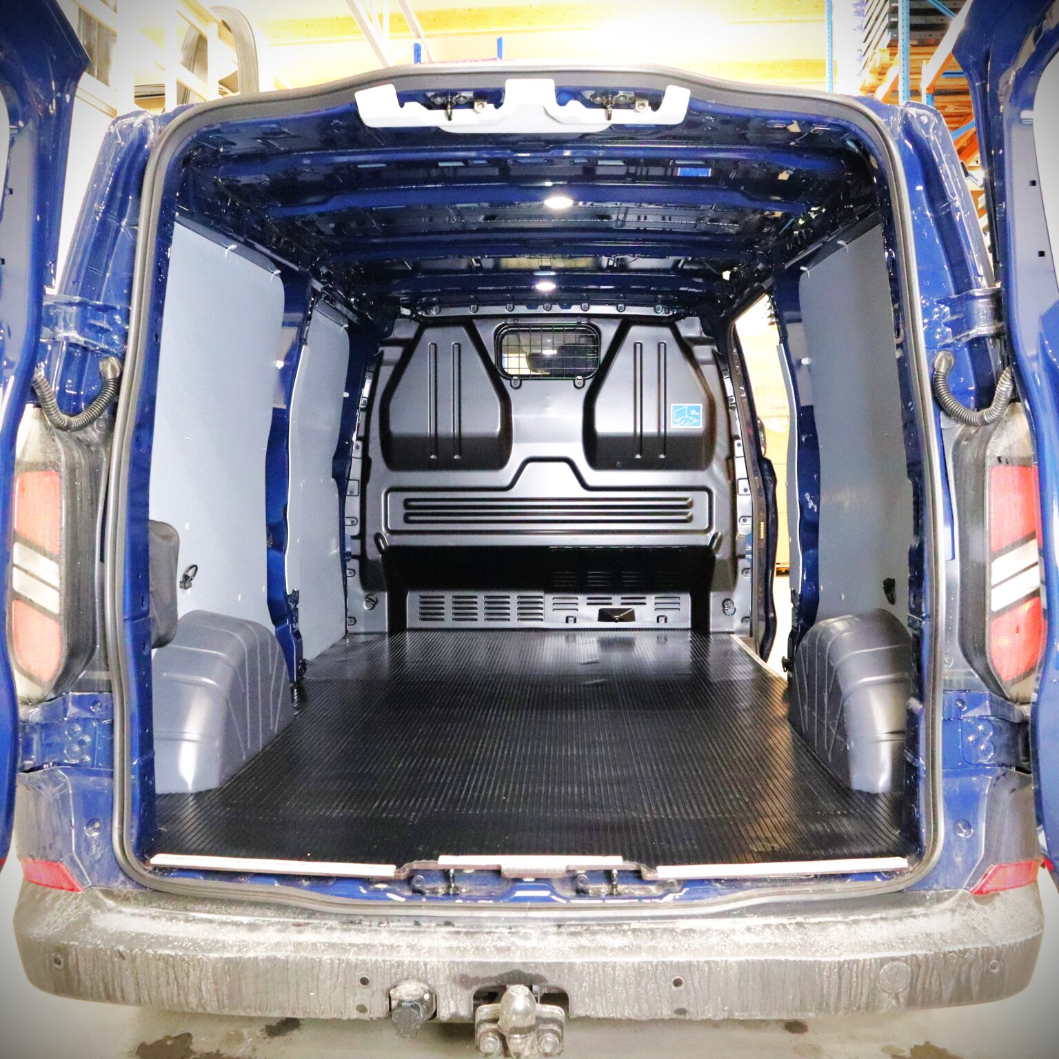 Ford Transit Custom urakumimatto – tavaratilan kumimatto pakettiautoon suojaa ja parantaa työskentelymukavuutta