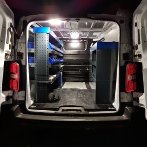 LED-sisävalaistus Peugeot Expertiin, Citroën Jumpyyn, Opel Vivaroon, Toyota Proaceen ja Fiat Scudoon