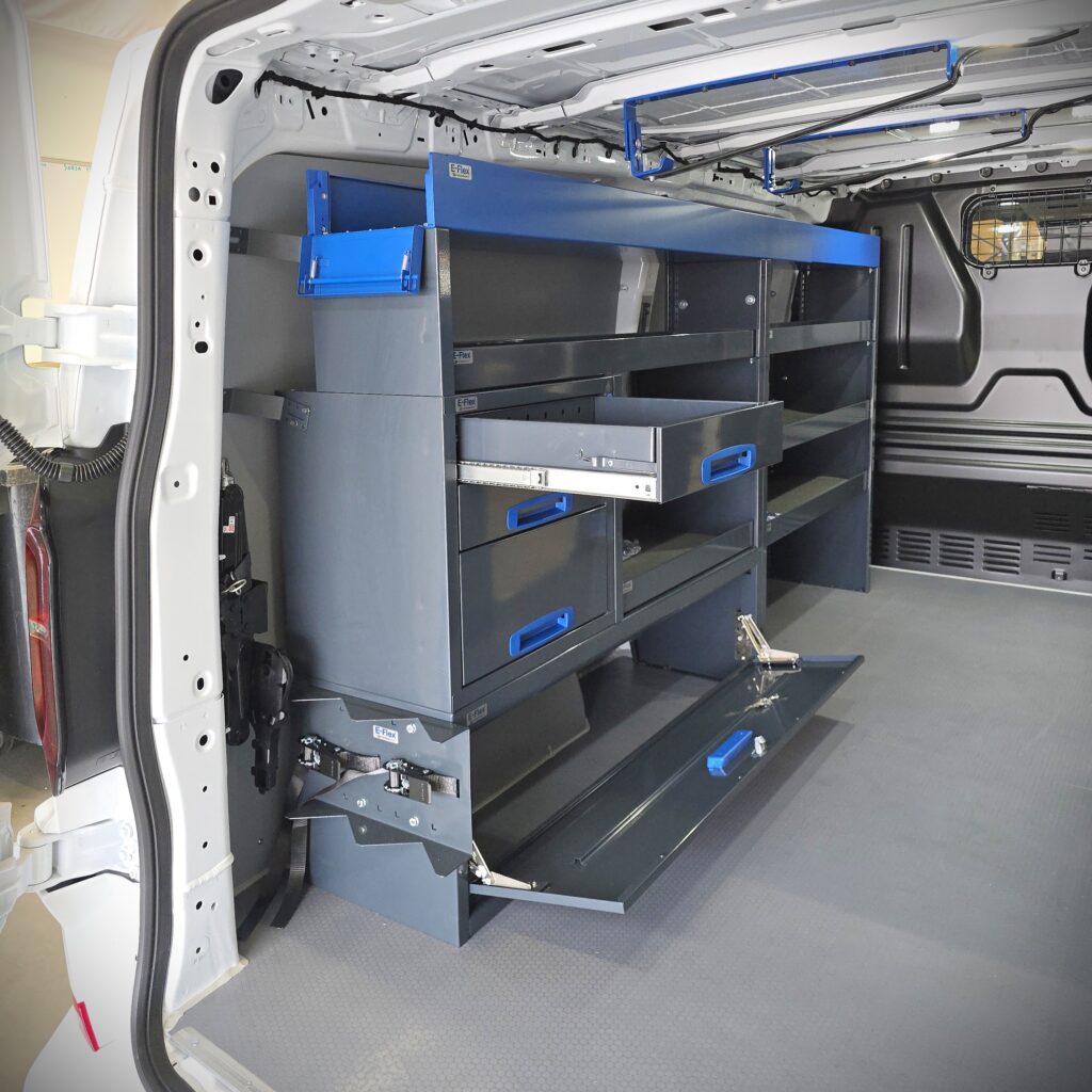 230 cm pakettiauton hyllykkö laatikosto avohyllyillä korkeus 120 cm Volkswagen Transporter T7 vasen seinä