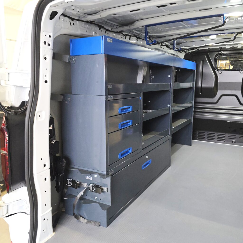 230 cm pakettiauton hyllykkö laatikosto avohyllyillä korkeus 120 cm Volkswagen Transporter T7
