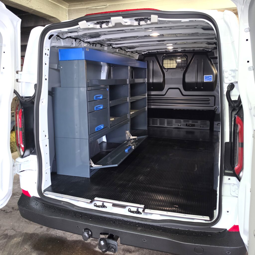 Ford Transit Custom sähköasentajan pakettiauto hyllyillä