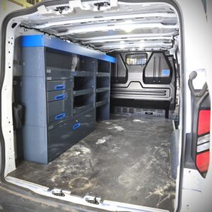 E-Flex-kaluste Ford Transit Custom 2024 -mallin vasemmalla seinällä hyllyillä ja vetolaatikoilla