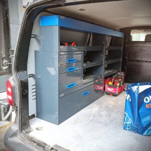 230 cm leveä E-Flex-kaluste vetolaatikoilla ja avohyllyillä VW Transporter T6 L2 -mallissa