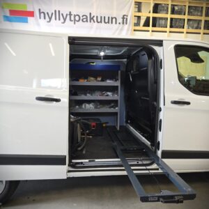 Ford Transit Custom 46 cm leveällä E-Flex-liukutasolla, joka vedetään ulos liukuovesta LVI-asentajan autossa