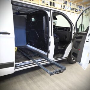 Liukutaso Ford Transit Customissa liukuoven kohdalla