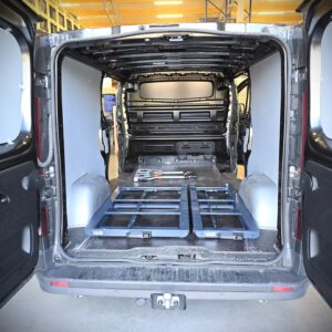 Renault Trafic kahdella E-Flex-liukutasolla, 46 cm ja 76 cm leveinä vierekkäin kylmäasentajan autossa