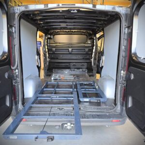 Renault Trafic kahdella E-Flex-liukutasolla, 46 cm ja 76 cm leveinä vierekkäin kylmäasentajan autossa