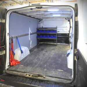 E-Flex pakettiauton hylly asennettuna Renault Traficin väliseinää vasten