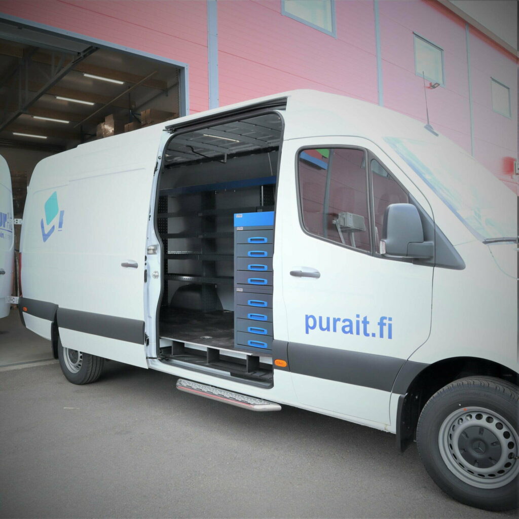 mercedes-benz sprinter varusteltuna e-flex pakettiauton hyllyillä pur-ait referenssi