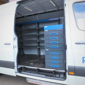mercedes-benz sprinter varusteltuna e-flex pakettiauton hyllyillä pur-ait referenssi