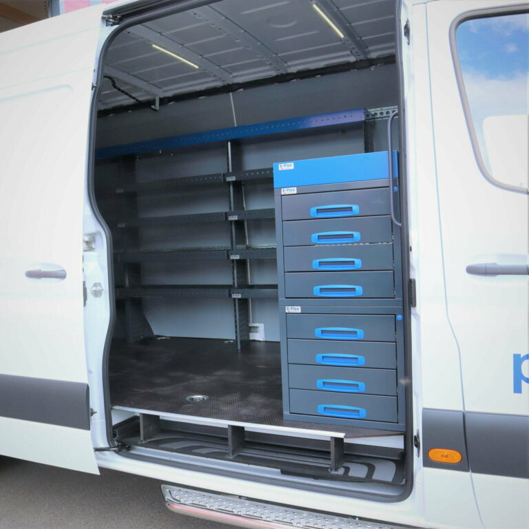 mercedes-benz sprinter varusteltuna e-flex pakettiauton hyllyillä pur-ait referenssi