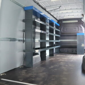 mercedes-benz sprinter varusteltuna e-flex pakettiauton hyllyillä pur-ait referenssi