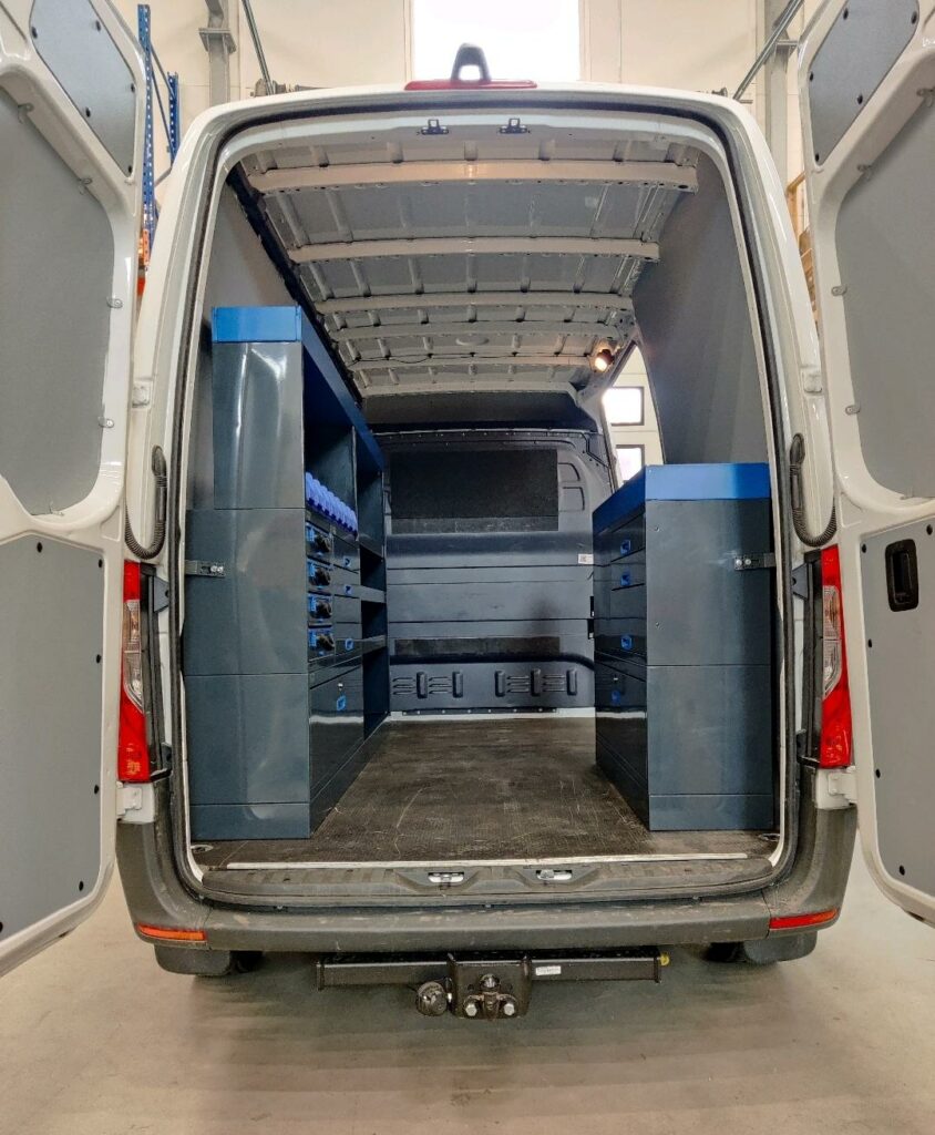 Sprinter tavaratilassa E-Flex huoltoauton kalusteet.