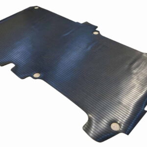 Pakettiauton tavaratilan muotoonleikattu musta urakumimatto.