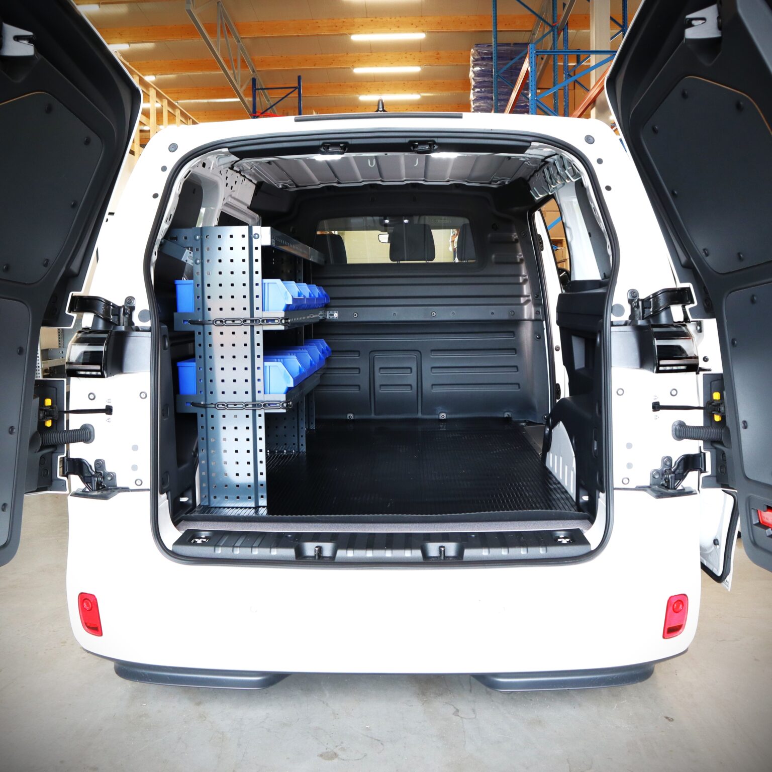 160 cm pakettiauton hylly Volkswagen ID Buzz Cargon vasemmalla sivuseinällä