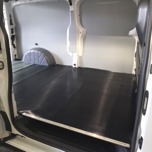 Muotoon leikattu urakumimatto Ford Transit Customin tavaratilassa