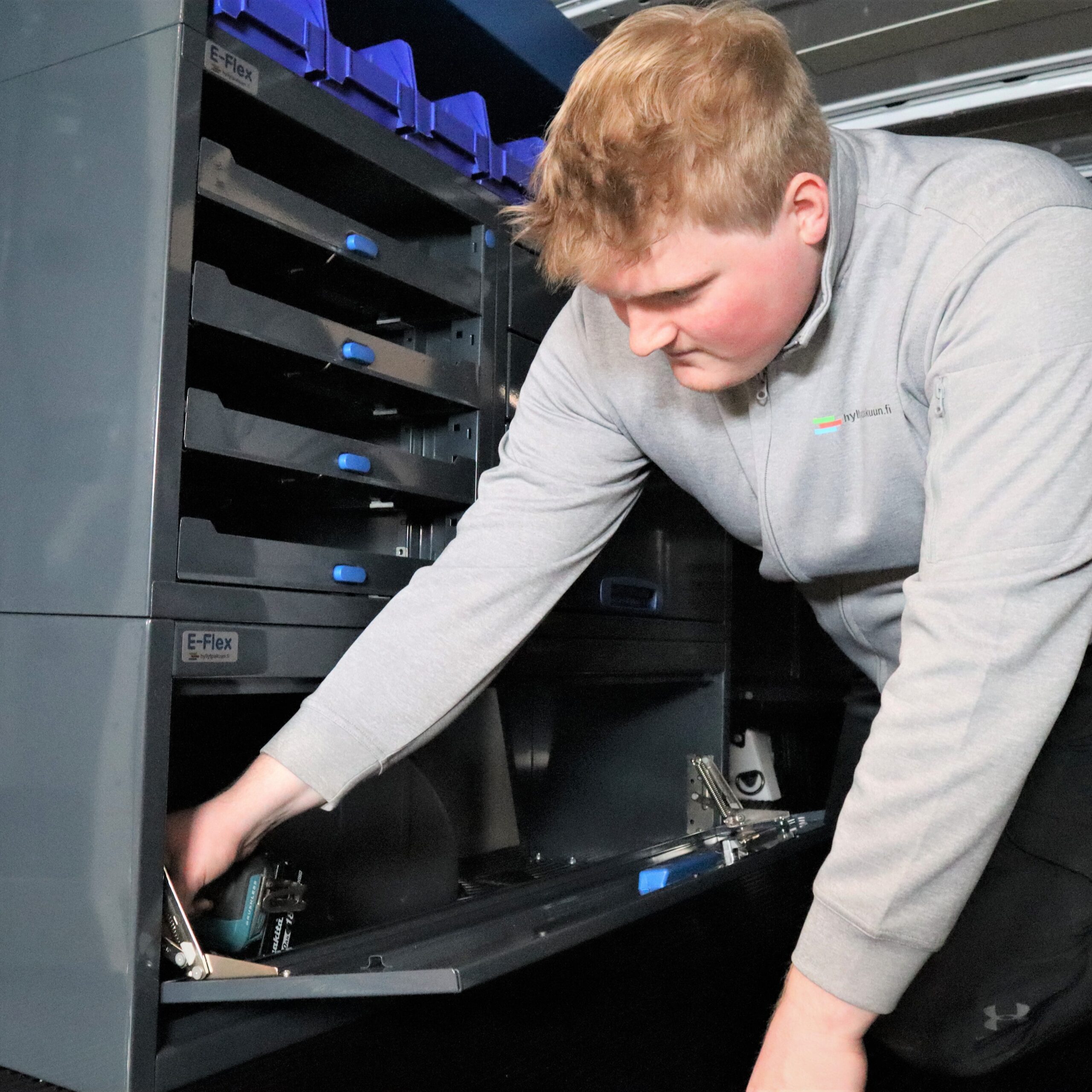 asennuspalvelu pakettiauton hyllyille