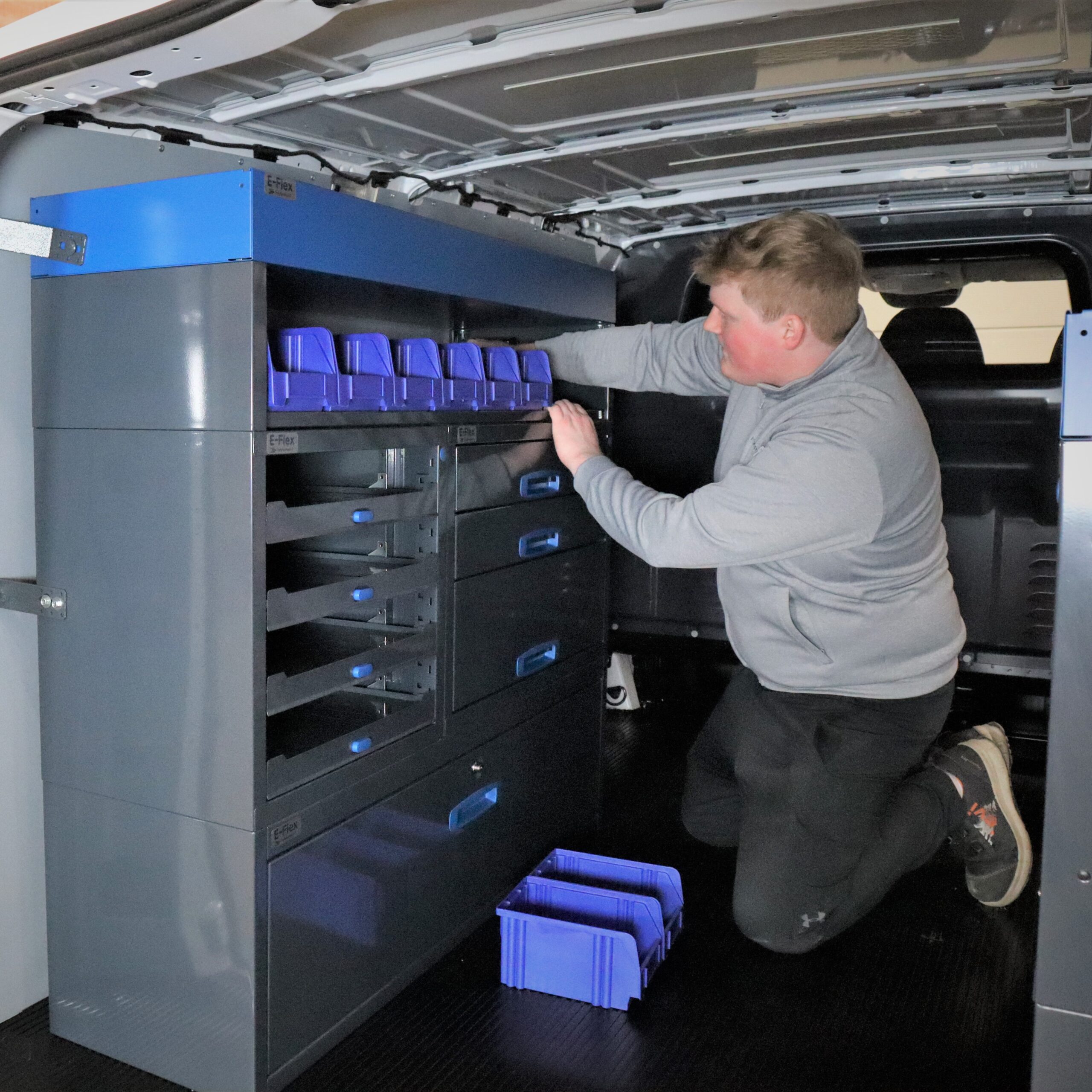 asennuspalvelu pakettiauton hyllyille