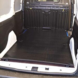 Toyota Proace City L2 pakettiauton tavaratilan kumimatto asennettuna
