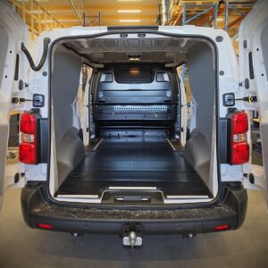 Opel Vivaro L2 pakettiauton tavaratilan kumimatto kahdella liukuovella