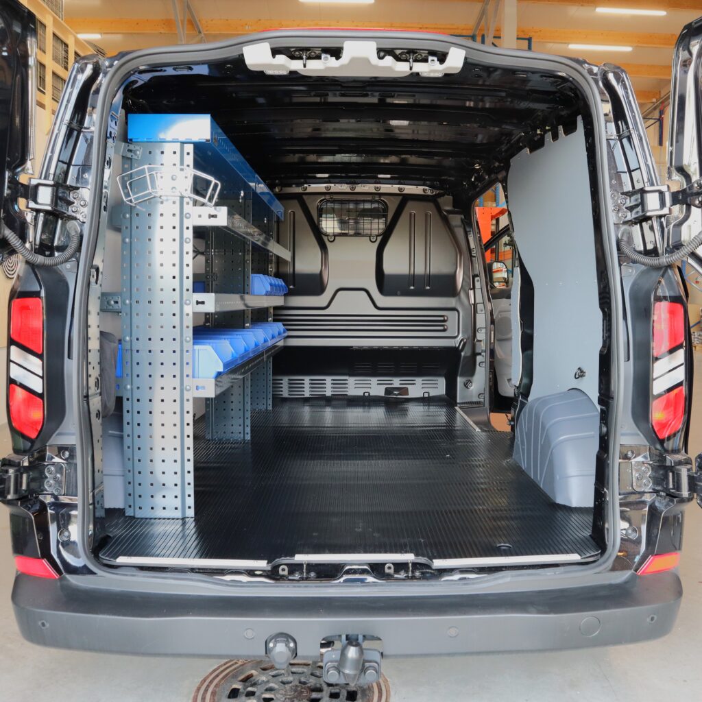 Ford Transit Custom 2024 pakettiauton hyllyt uuteen customiin