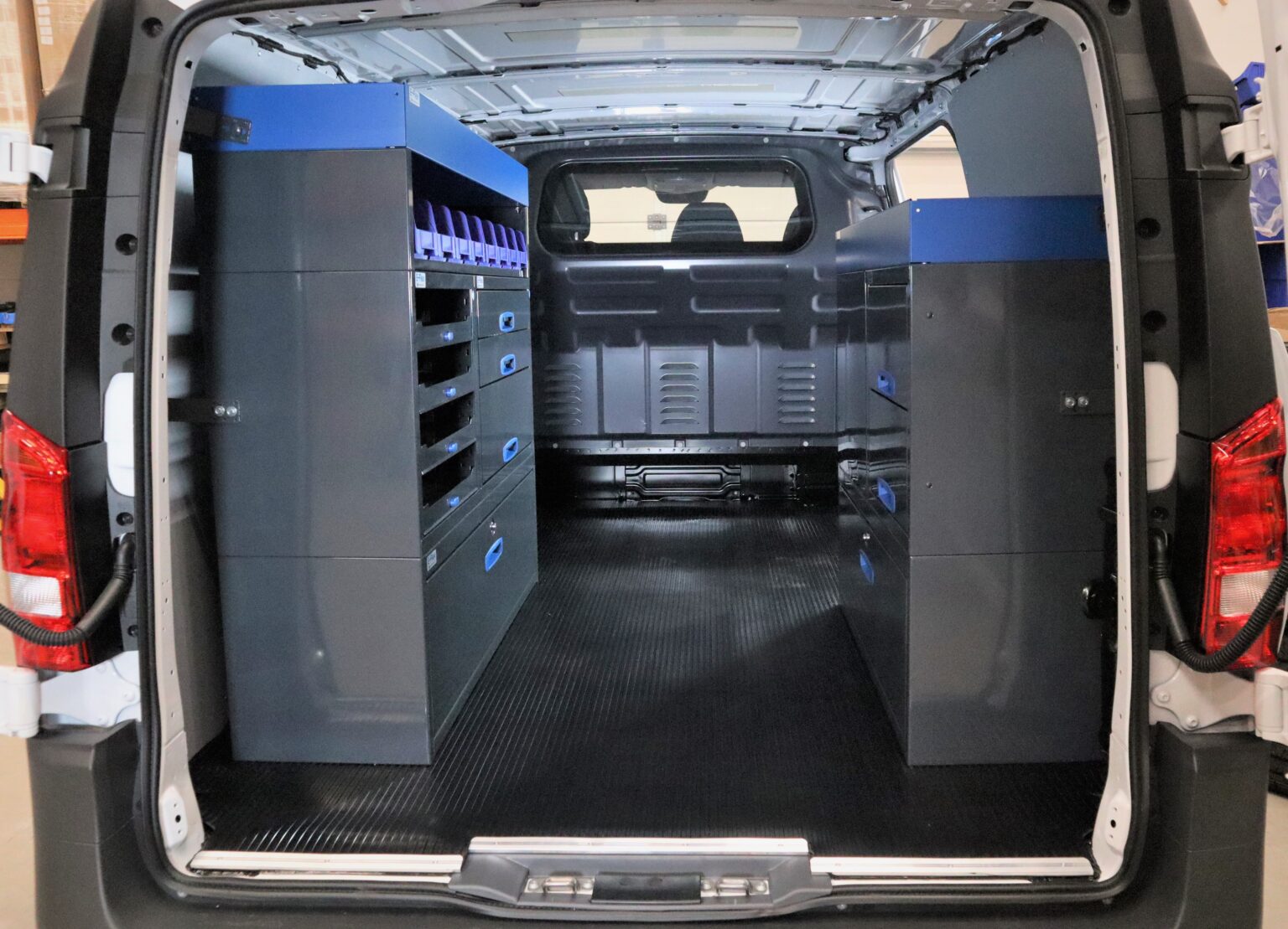 Mercedes-benz vito pakettiauton hyllyt