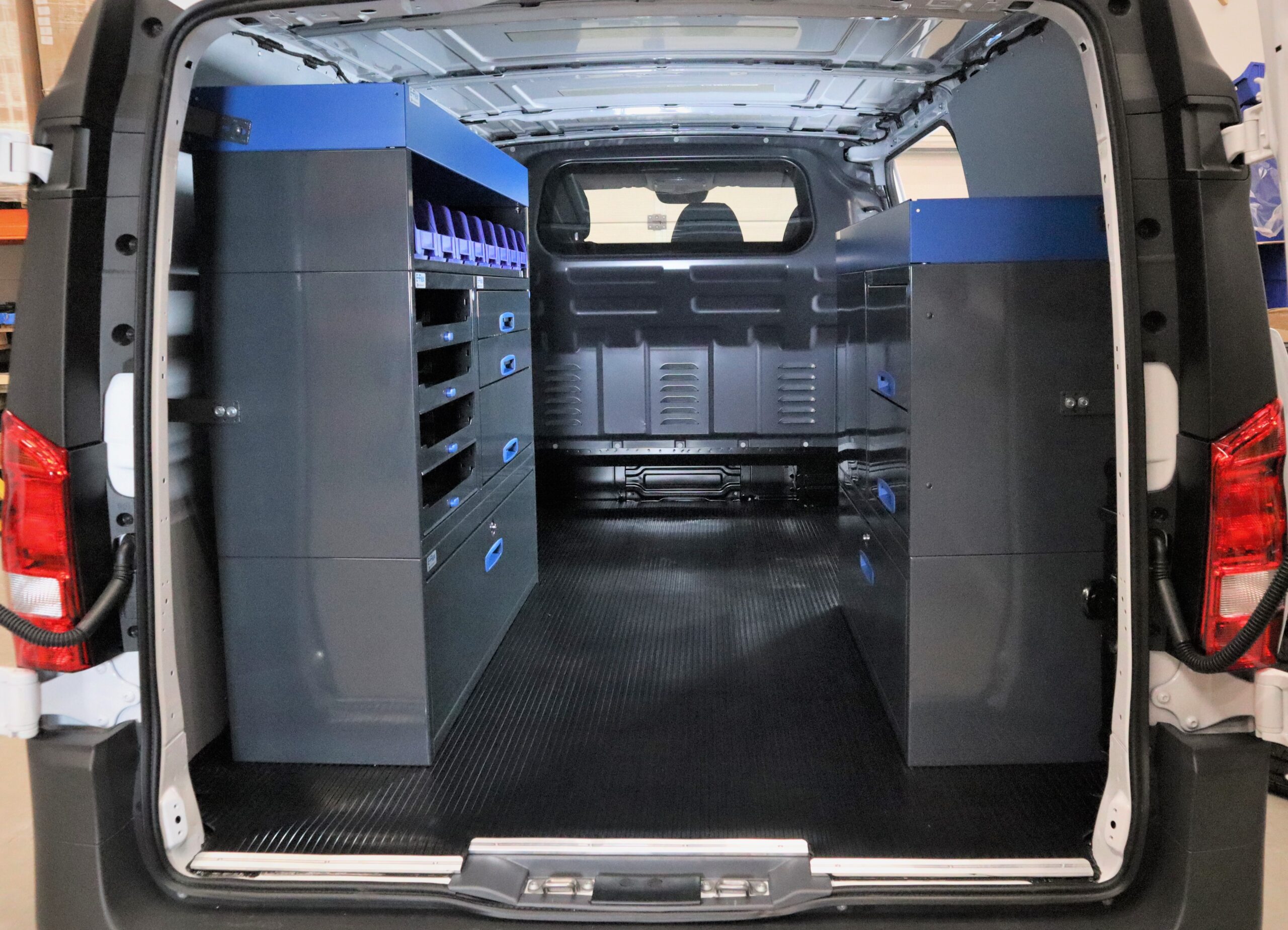 Mercedes-benz vito pakettiauton hyllyt