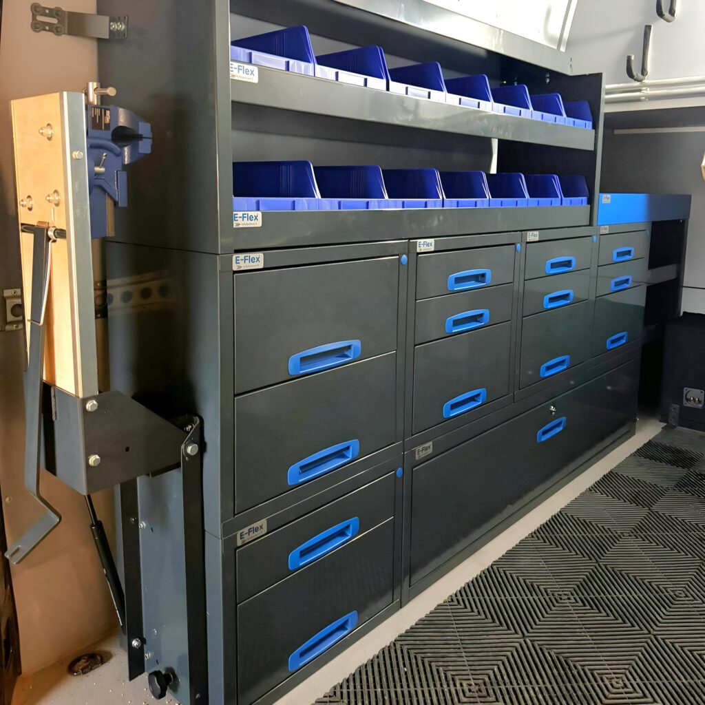 Sprinter retkeilyauto tavaratilan hyllyt