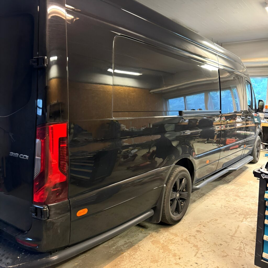 Sprinter retkeilyauto tavaratilan hyllyt