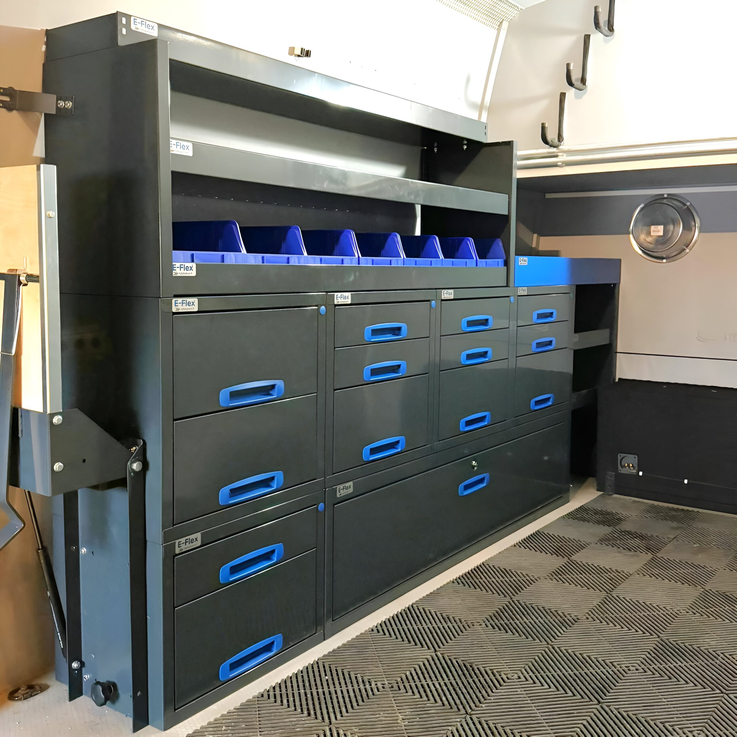 Sprinter retkeilyauto tavaratilan hyllyt