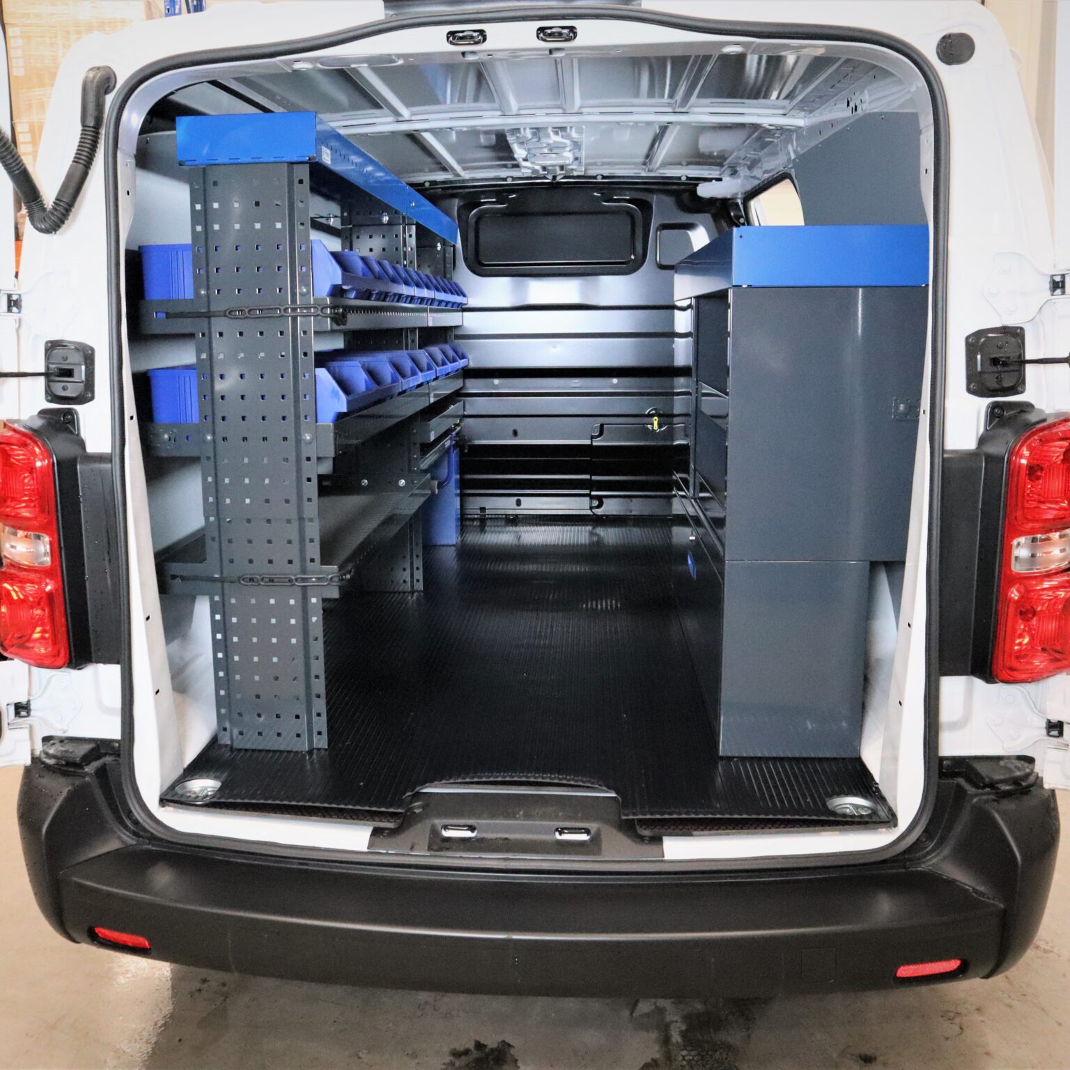 Toyota Proace pakettiauton hyllyt
