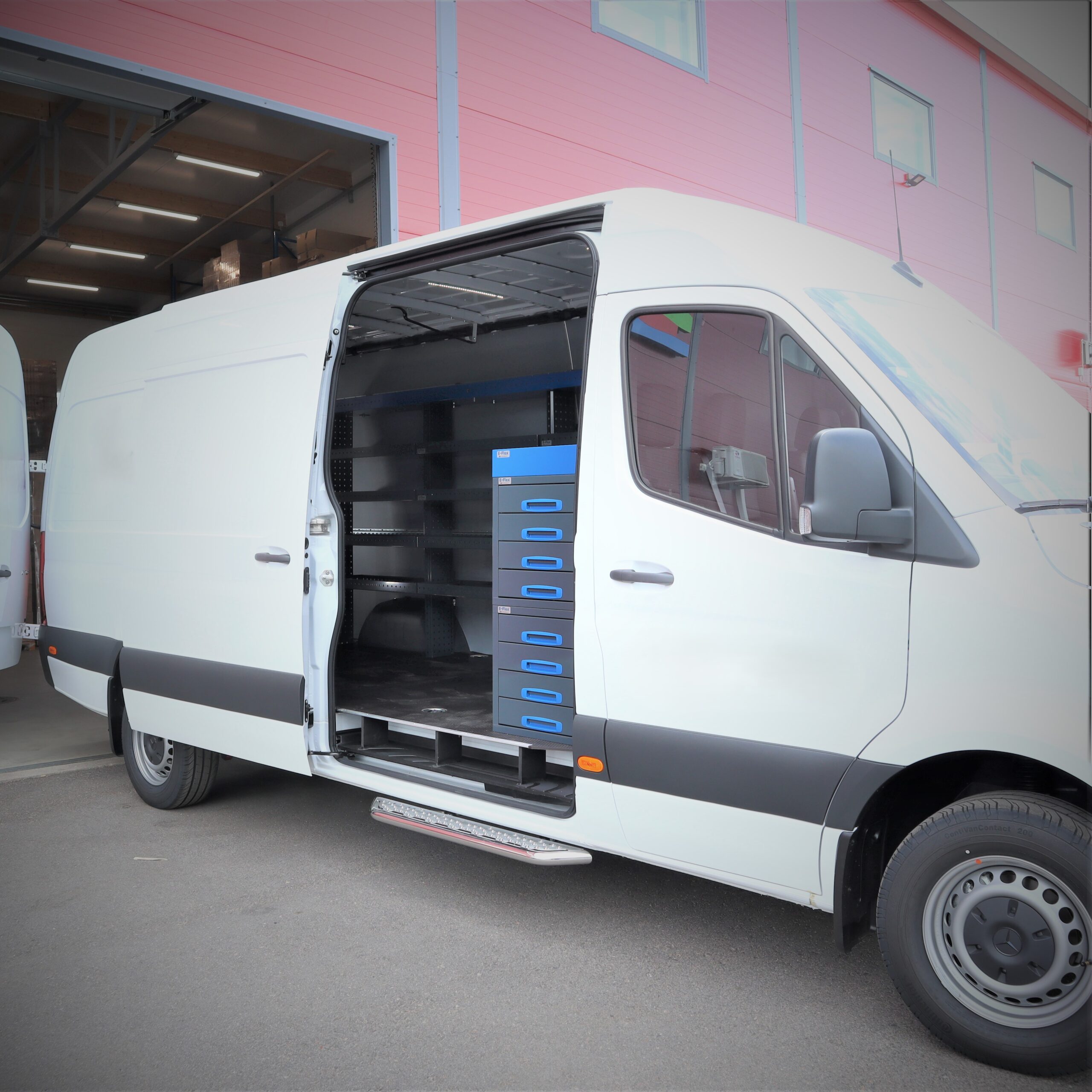 Mercedes-Benz Sprinter pitkä A3 hyllyt pakettiautoon